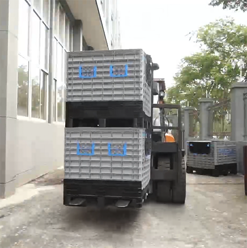 Folding plastic pallet boxes